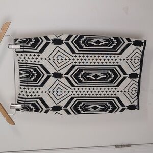 CLÉO BLACK AND WHITE GEOMETRIC KNIT PATTERN SKIRT SIZE MEDIUM